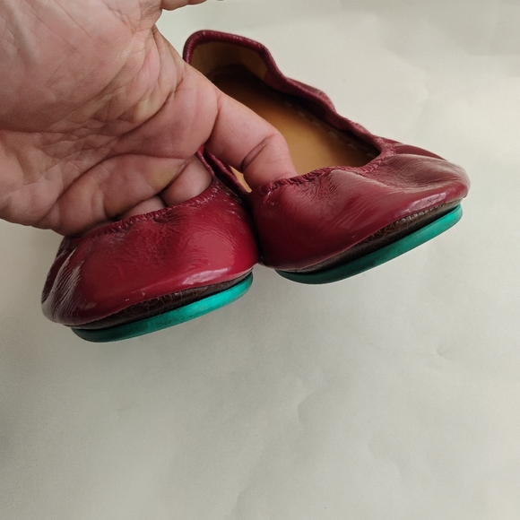 Tieks by Gavrieli Women's Size 8 Ruby Red patent Foldable Ballet Flats - Picture 5 of 15